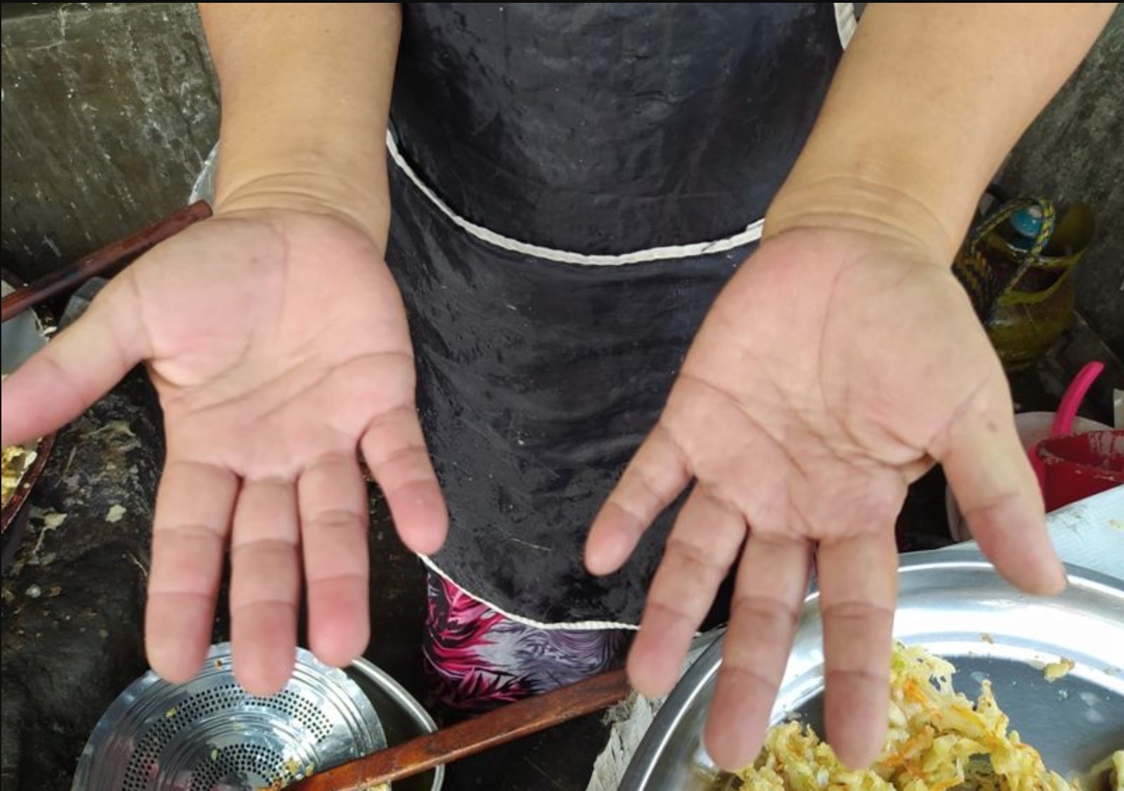 Tak Perlu Senduk, Peniaga Wanita Selamba Guna Tangan Celup Minyak Panas Ketika Menggoreng Makanan - nangtime.com